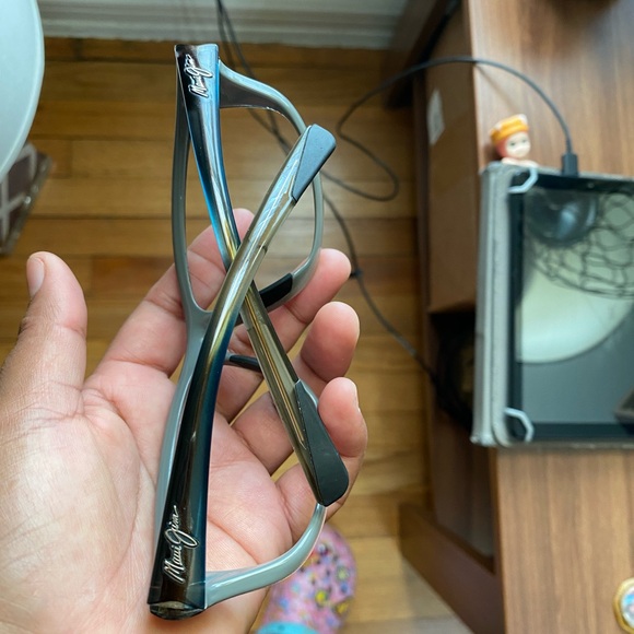 Maui Jim Other - Maui Jim Blue and Gray Sunglasses le falta el cristal